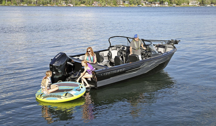 2250_Sportfish_MY23_swim_1615